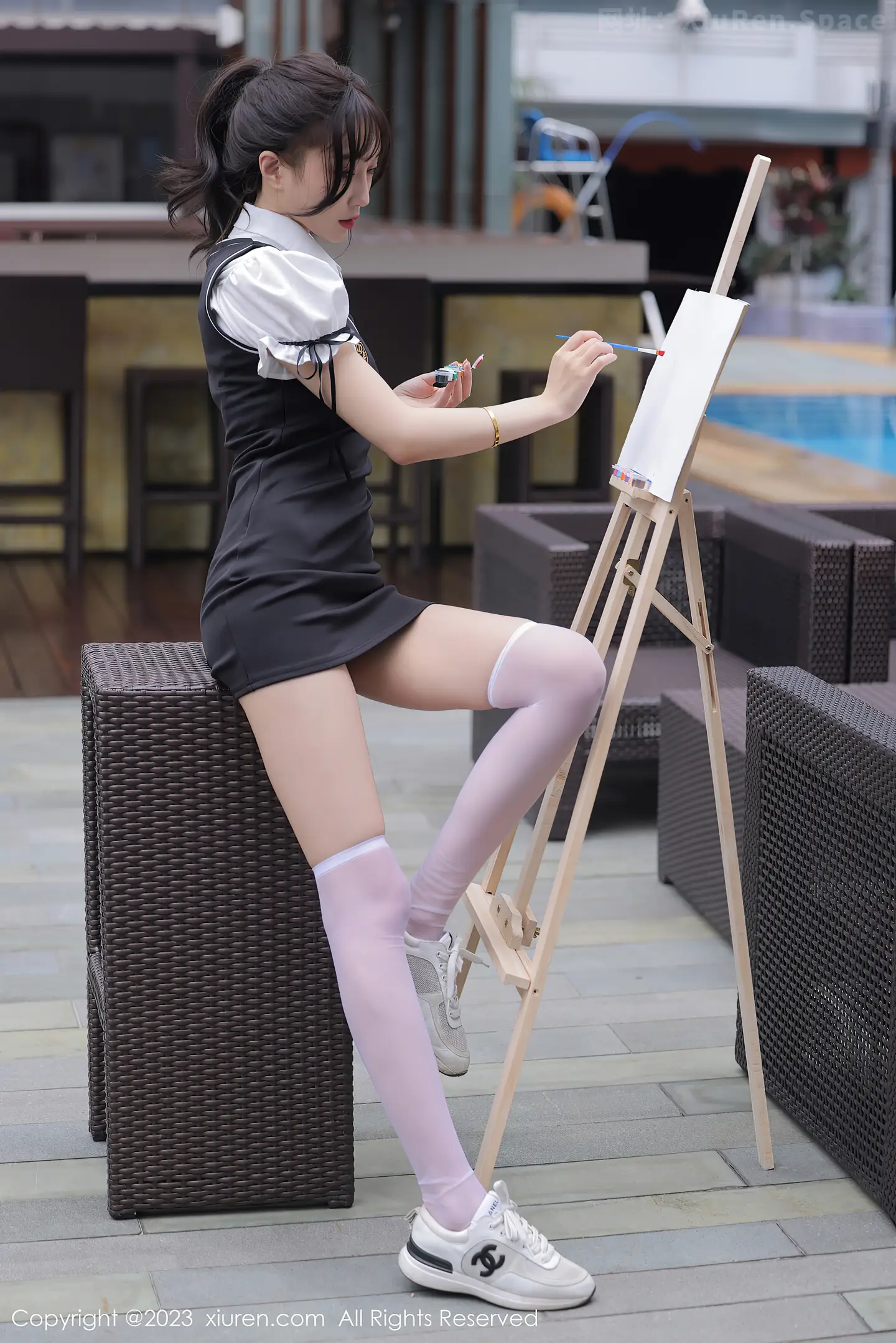 图片[6]-[XiuRen秀人网]2023.06.09 VOL.6889 玥儿玥er 灰色OL制服与白色蕾丝内衣加丝袜美腿性感私房写真集-秀人网官方网站